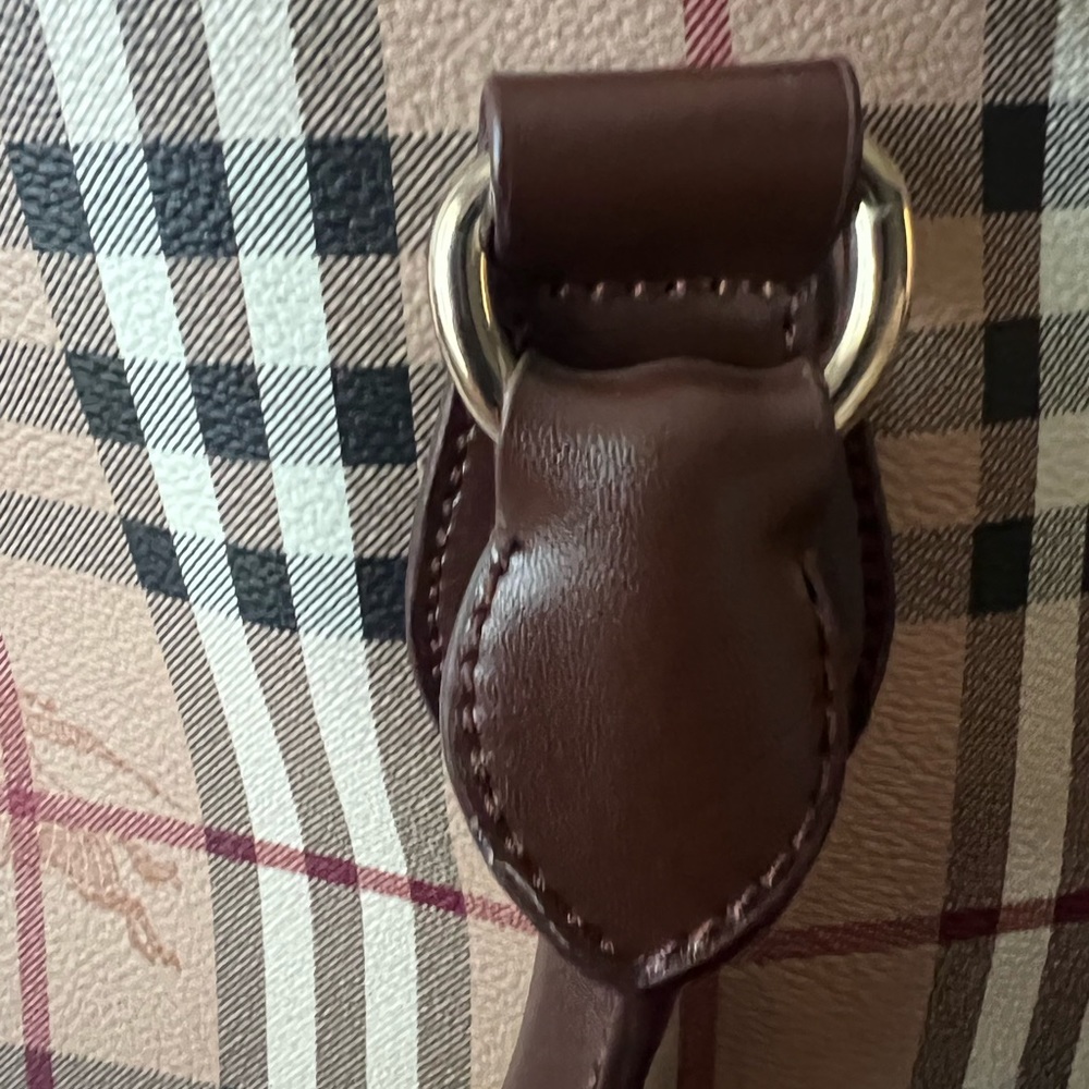 BEUTIFUL BURBERRY BAG - Picture 10 of 15